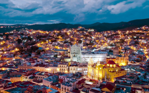 除夕早上贴春联 传递祝福藏祥瑞 千年习俗迎新春