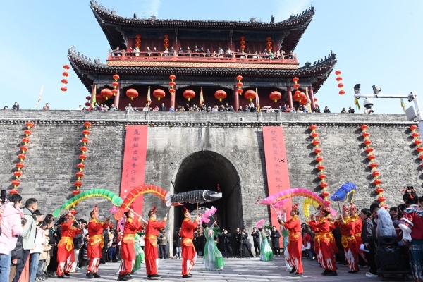 荆州文旅局长CP团变身”导游“ 向世界推介荆州