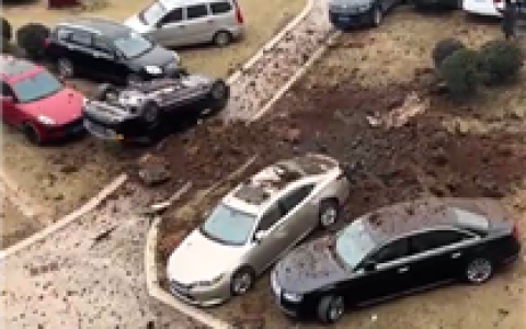 四川一熊孩子往下水道扔鞭炮 猛烈爆炸掀翻汽车_679b66b4c190c.png