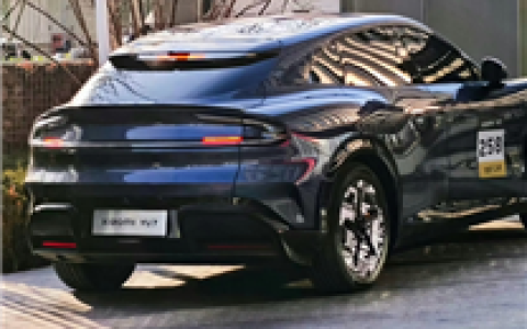 小米YU7 Max实车上路！车漆质感细腻、全新括号转向灯亮了