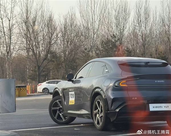 小米YU7 Max实车上路！车漆质感细腻、全新括号转向灯亮了