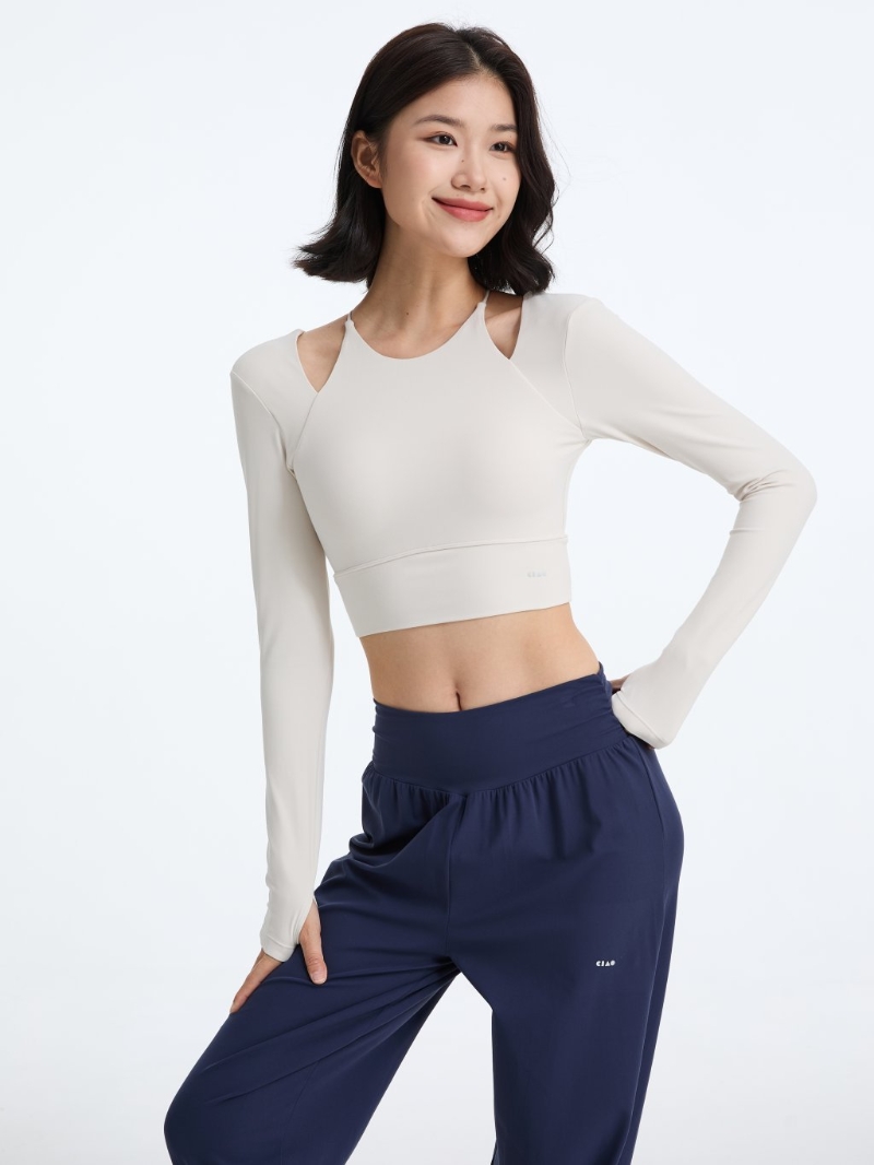 Too Chill for YogaPremium Stretch™清晨瑜伽练习长袖上衣$339，采用中短身剪裁，有助拉长双腿比例。(图片来源：品牌网站)