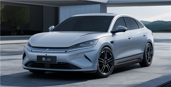 比亚迪秦L EV内饰官图发布：前备箱、怀挡、小冰箱统统安排上