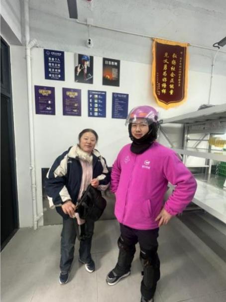 人民大学北路的救人小哥找到了!顺丰同城为“紫衣侠士”颁发2000元奖励