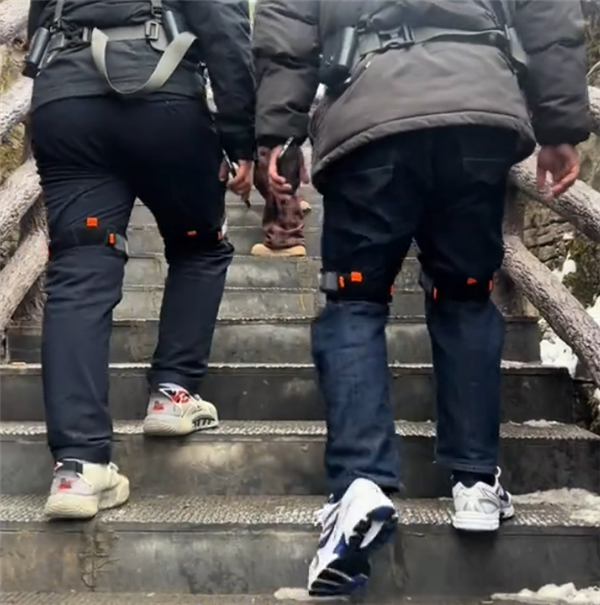 直接开挂 湖北一景区投放“机器腿”：80岁老太也能爬山了