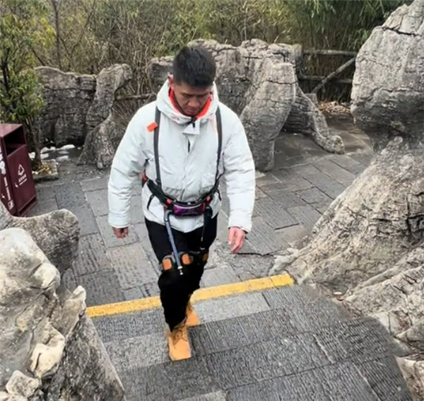 直接开挂 湖北一景区投放“机器腿”：80岁老太也能爬山了