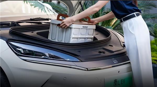 比亚迪秦L EV内饰官图发布：前备箱、怀挡、小冰箱统统安排上