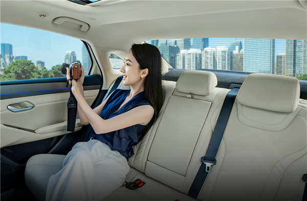 比亚迪秦L EV内饰官图发布：前备箱、怀挡、小冰箱统统安排上