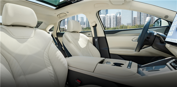 比亚迪秦L EV内饰官图发布：前备箱、怀挡、小冰箱统统安排上