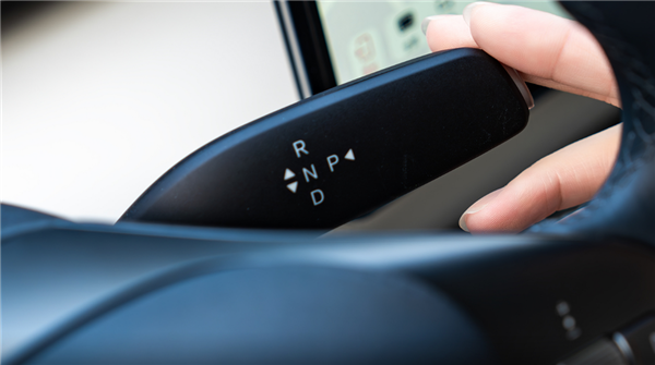 比亚迪秦L EV内饰官图发布：前备箱、怀挡、小冰箱统统安排上