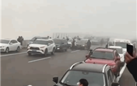 台辉高速大雾天百辆车相撞：车主站路中间狂喊刹车_679edf4d140d4.png