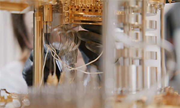 纠错成本大降90%！亚马逊推出新款量子计算芯片Ocelot