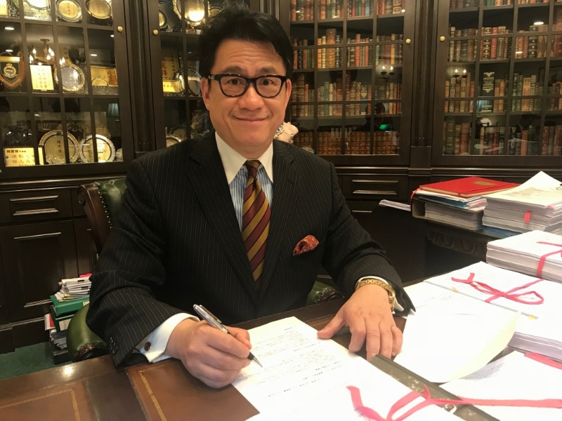 执业大律师陆伟雄向《星岛头条》表示，明白业主遇到租霸时会感叹自己倒霉，仍应循正式法律途径处理，别胡乱自行赶走租客。