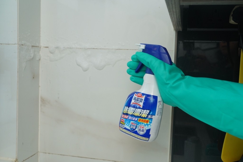 用除霉喷雾直接喷上墙壁缝隙，待霉菌消失后即可冲洗。