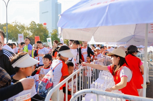 跑者新共识：亿斯冰川水重新定义马拉松的健康完赛