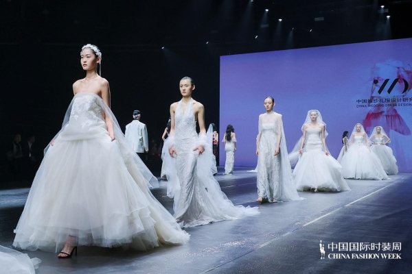 “虎丘婚纱日”强势登陆中国国际时装周,展现中国婚纱设计力量