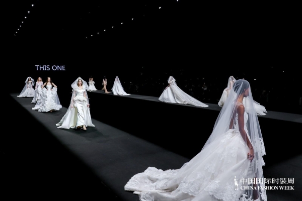 “虎丘婚纱日”强势登陆中国国际时装周,展现中国婚纱设计力量