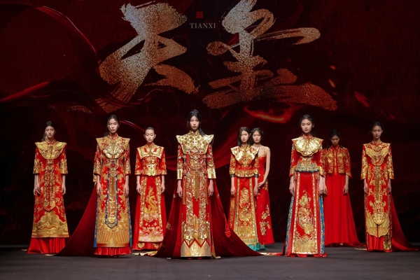 “虎丘婚纱日”强势登陆中国国际时装周,展现中国婚纱设计力量