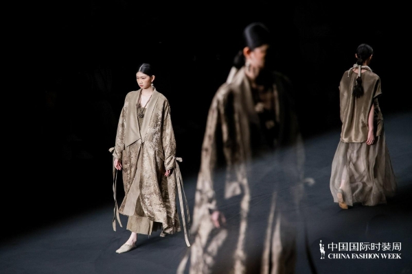 佗寂2025春夏系列发布会：“见空”主题，诠释时光与灵魂的对话