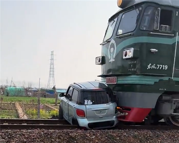 一老头乐逼停火车：驾驶员奇迹生还