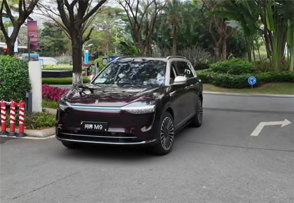 无人驾驶真要来了！美女坐副驾体验新问界M9：能送也能接