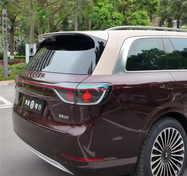 无人驾驶真要来了！美女坐副驾体验新问界M9：能送也能接