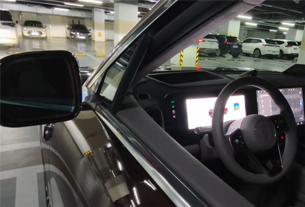 无人驾驶真要来了！美女坐副驾体验新问界M9：能送也能接