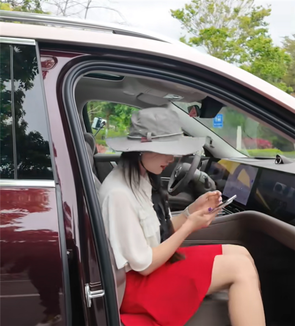 无人驾驶真要来了！美女坐副驾体验新问界M9：能送也能接