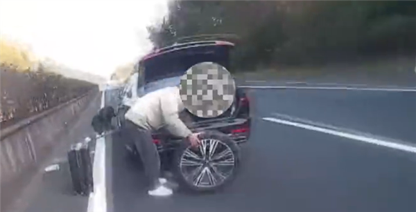 自己作还要害人!爆胎后男子竟直接在高速快车道上换胎