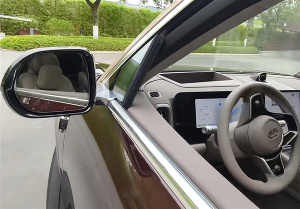无人驾驶真要来了！美女坐副驾体验新问界M9：能送也能接