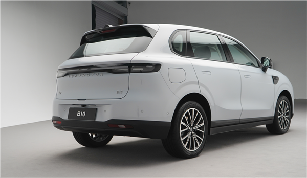 15万级首搭激光雷达城区智驾！零跑B10内饰首秀：能提前锁定爆款吗