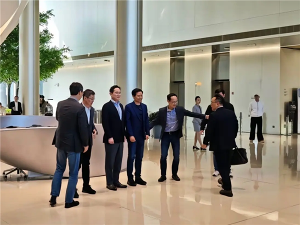 三星李在镕、高通安蒙访问小米汽车工厂：雷军、卢伟冰等高层接见