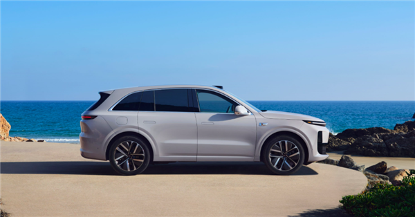 李想：媒体实测理想对比特斯拉FSD智驾 理想国内表现更好