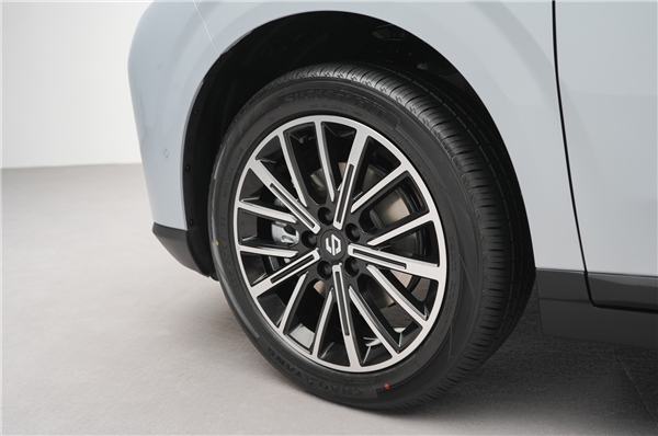 15万级首搭激光雷达城区智驾！零跑B10内饰首秀：能提前锁定爆款吗