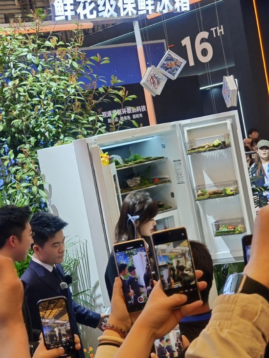 王冰冰和董宇辉组CP探展格力电器  遭“丈母娘”们现场围堵