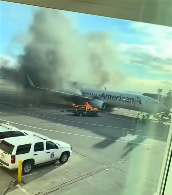 又出事！美国一载有178人波音737客机备降时发动机起火 现场浓烟滚滚