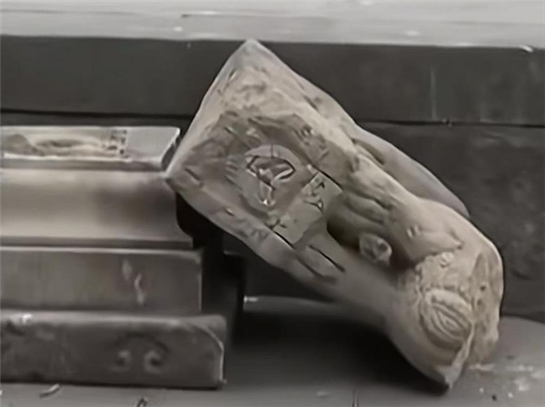 法源寺600多岁的石狮子被游客推倒 专家：属明清时期文物