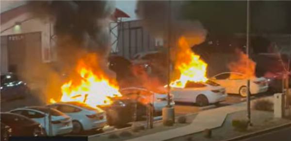 马斯克：我每次从电视前走过 都会看到一辆特斯拉着火