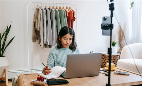 抖音副总裁回应AI直播卖课乱象：严禁无人直播，违规必究