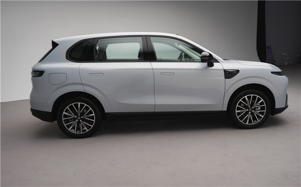 15万级首搭激光雷达城区智驾！零跑B10内饰首秀：能提前锁定爆款吗