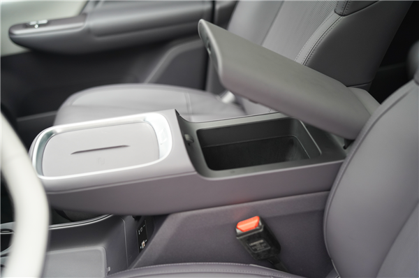 15万级首搭激光雷达城区智驾！零跑B10内饰首秀：能提前锁定爆款吗