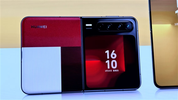 业界首款阔折叠来了：华为Pura X亮相