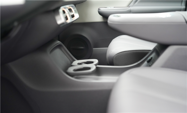 15万级首搭激光雷达城区智驾！零跑B10内饰首秀：能提前锁定爆款吗