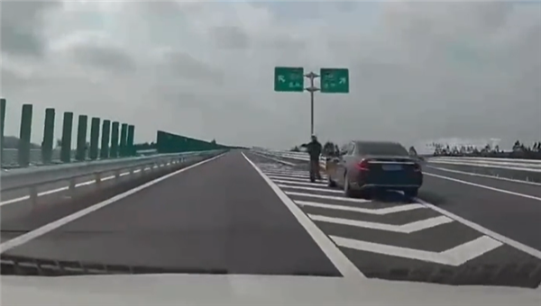 老套路骗局 女子开豪车高速上借钱：一顿贯口堪比说唱