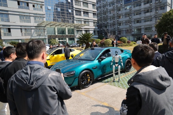 小米SU7Ultra开进宇树园区引围观 机器人也赶来凑热闹