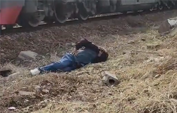 一老头乐逼停火车：驾驶员奇迹生还