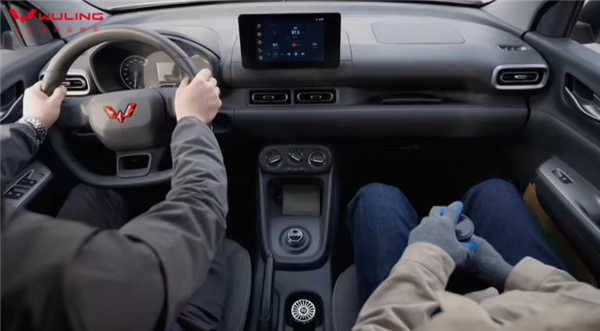 全球首款6万级增程后驱MPV！五菱宏光增程版开启预售：6.88万元起