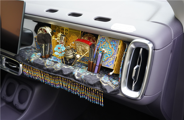 15万级首搭激光雷达城区智驾！零跑B10内饰首秀：能提前锁定爆款吗