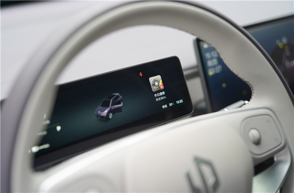 15万级首搭激光雷达城区智驾！零跑B10内饰首秀：能提前锁定爆款吗