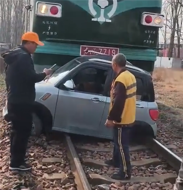 一老头乐逼停火车：驾驶员奇迹生还